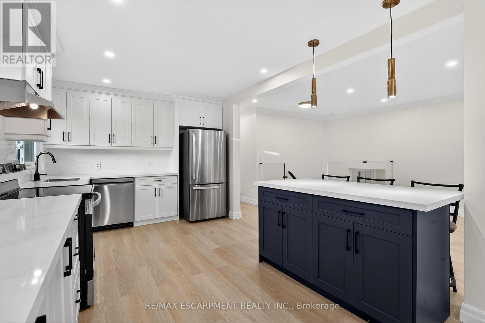 646 Cumberland Avenue, Burlington, ON - Indoor Photo Showing Kitchen With Upgraded Kitchen