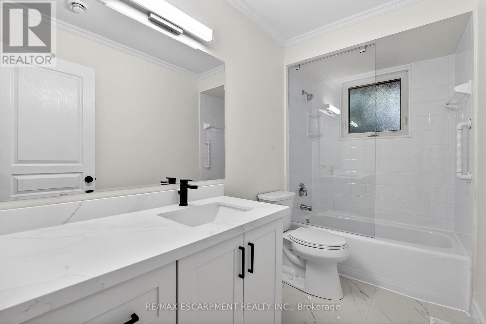 646 Cumberland Avenue, Burlington, ON - Indoor Photo Showing Bathroom