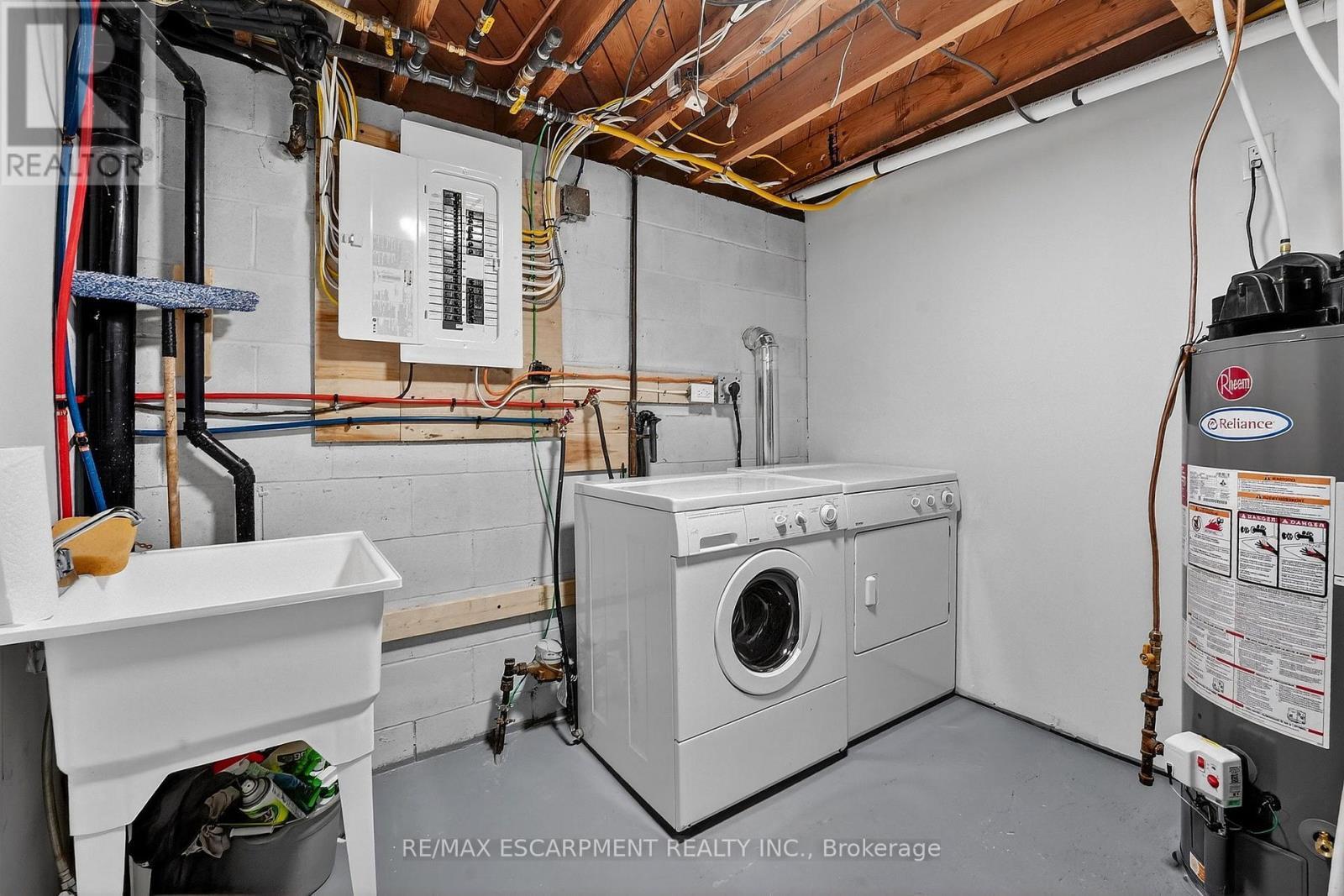 646 Cumberland Avenue, Burlington, ON - Indoor Photo Showing Laundry Room