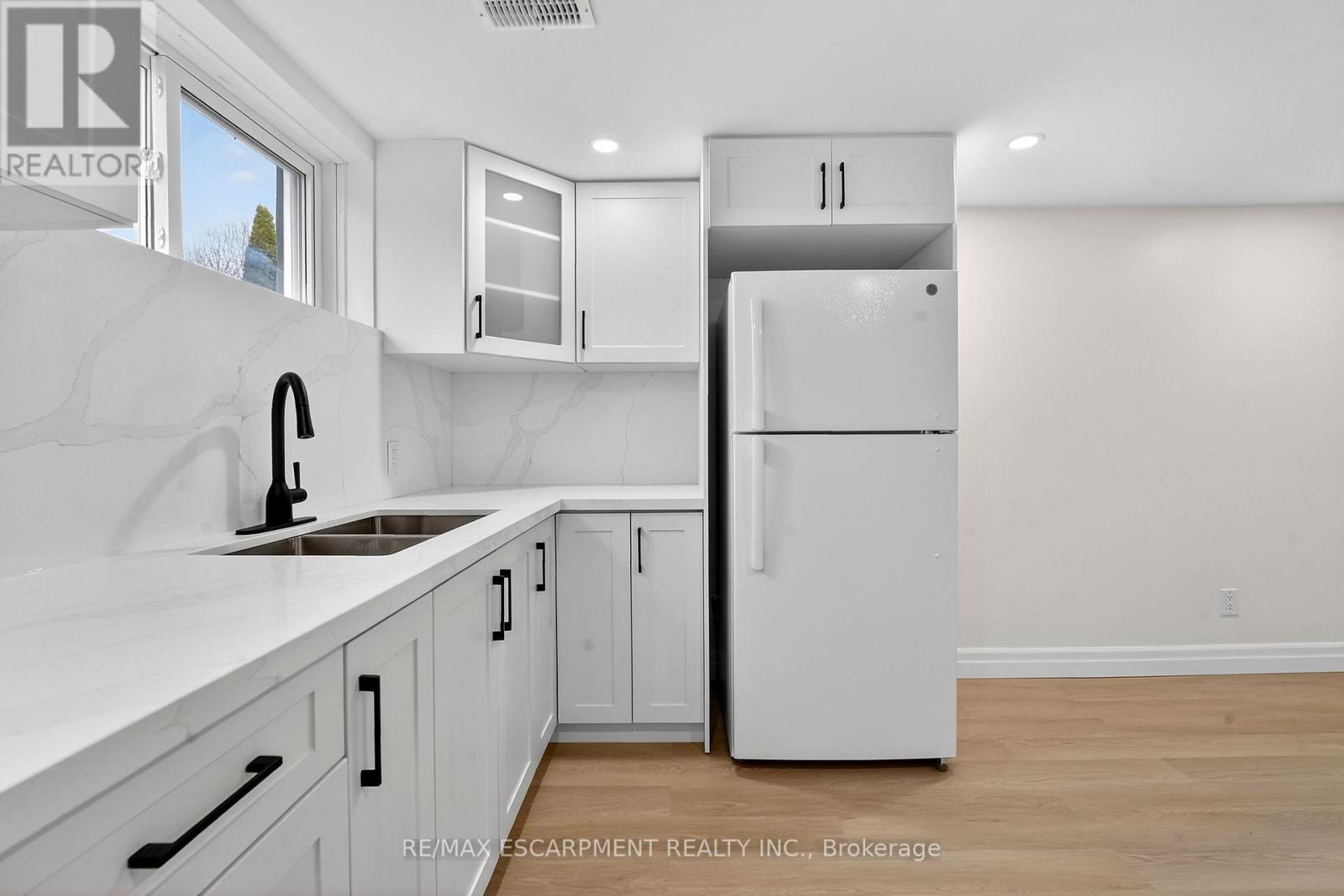 646 Cumberland Avenue, Burlington, ON - Indoor Photo Showing Kitchen With Double Sink