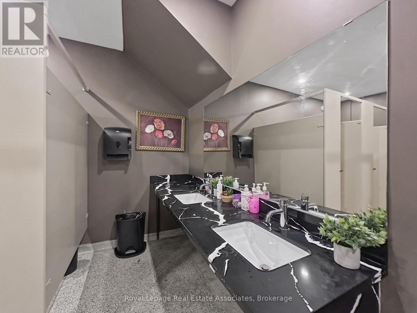 1850 Dundas Street, Mississauga, ON