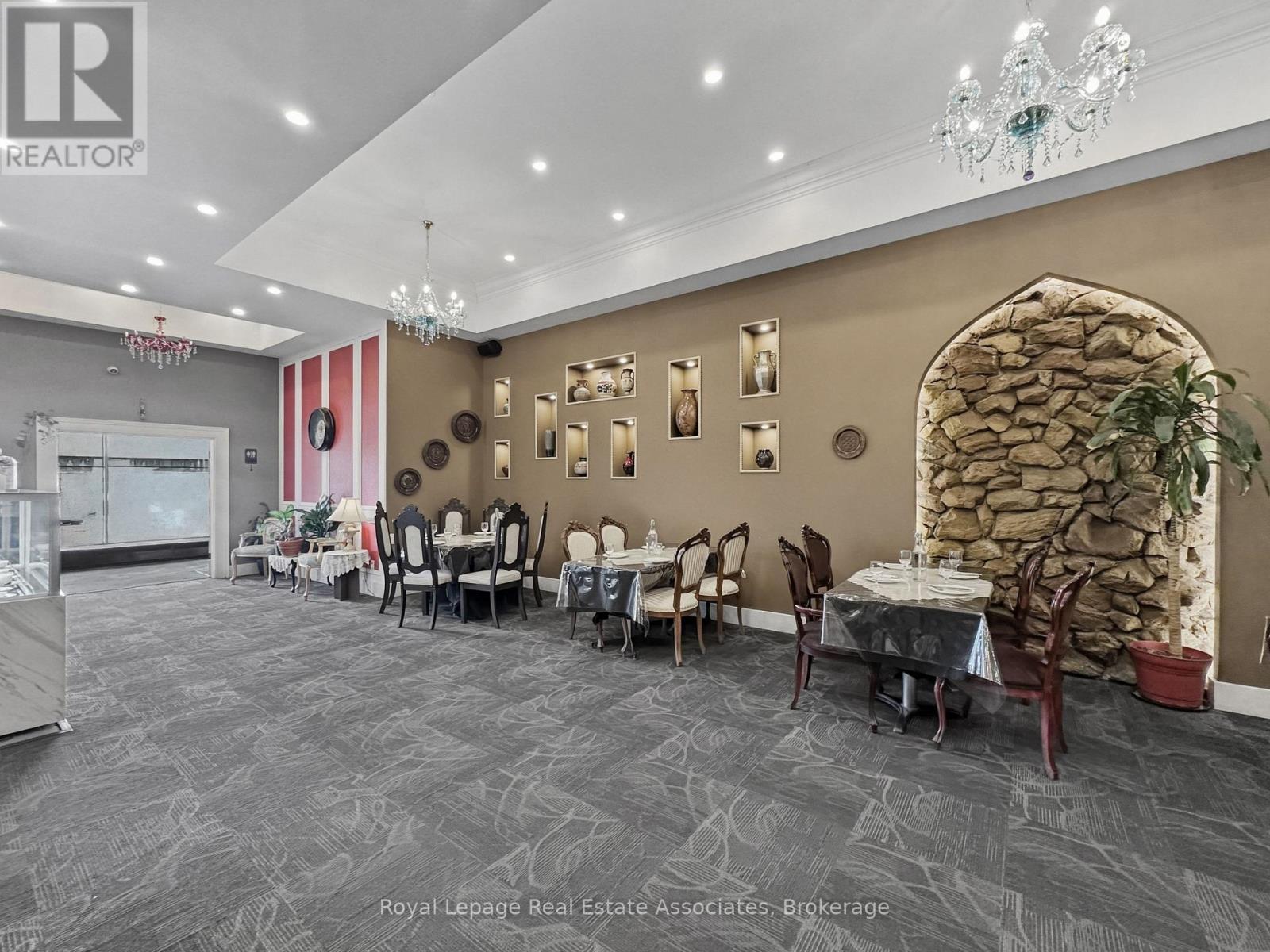 1850 Dundas Street, Mississauga, ON