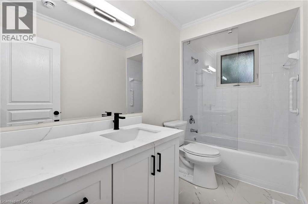 646 Cumberland Avenue, Burlington, ON - Indoor Photo Showing Bathroom