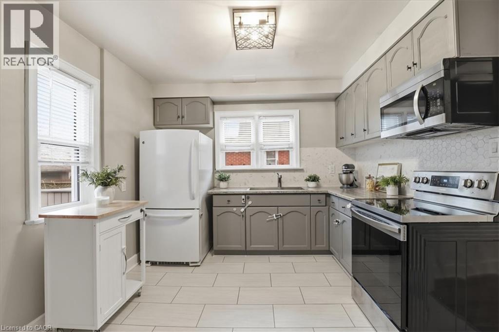 652 Weber Street E, Kitchener, ON - Indoor Photo Showing Kitchen