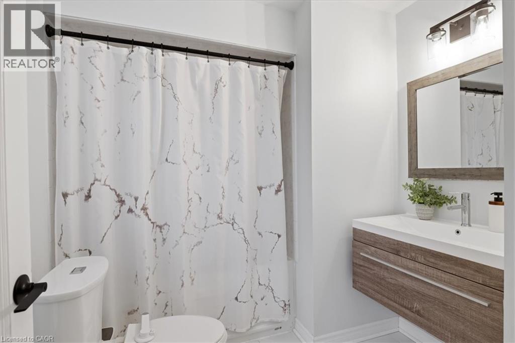 652 Weber Street E, Kitchener, ON - Indoor Photo Showing Bathroom