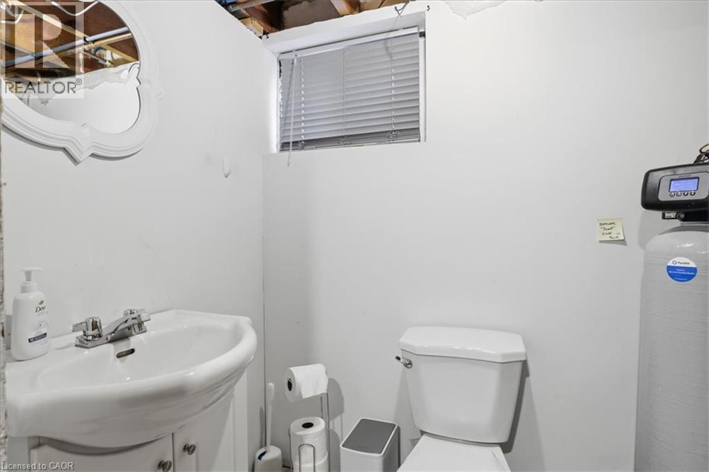 652 Weber Street E, Kitchener, ON - Indoor Photo Showing Bathroom