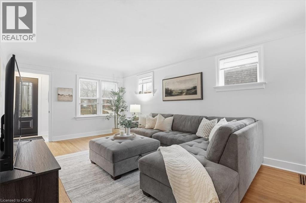 652 Weber Street E, Kitchener, ON - Indoor Photo Showing Living Room