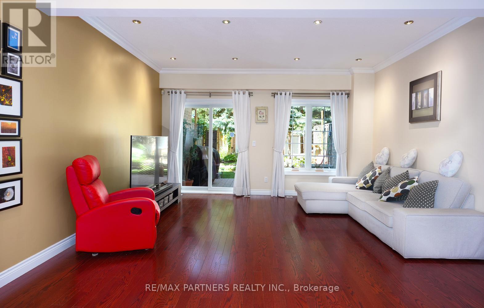 11 - 23 St Moritz Way, Markham, ON - Indoor Photo Showing Living Room