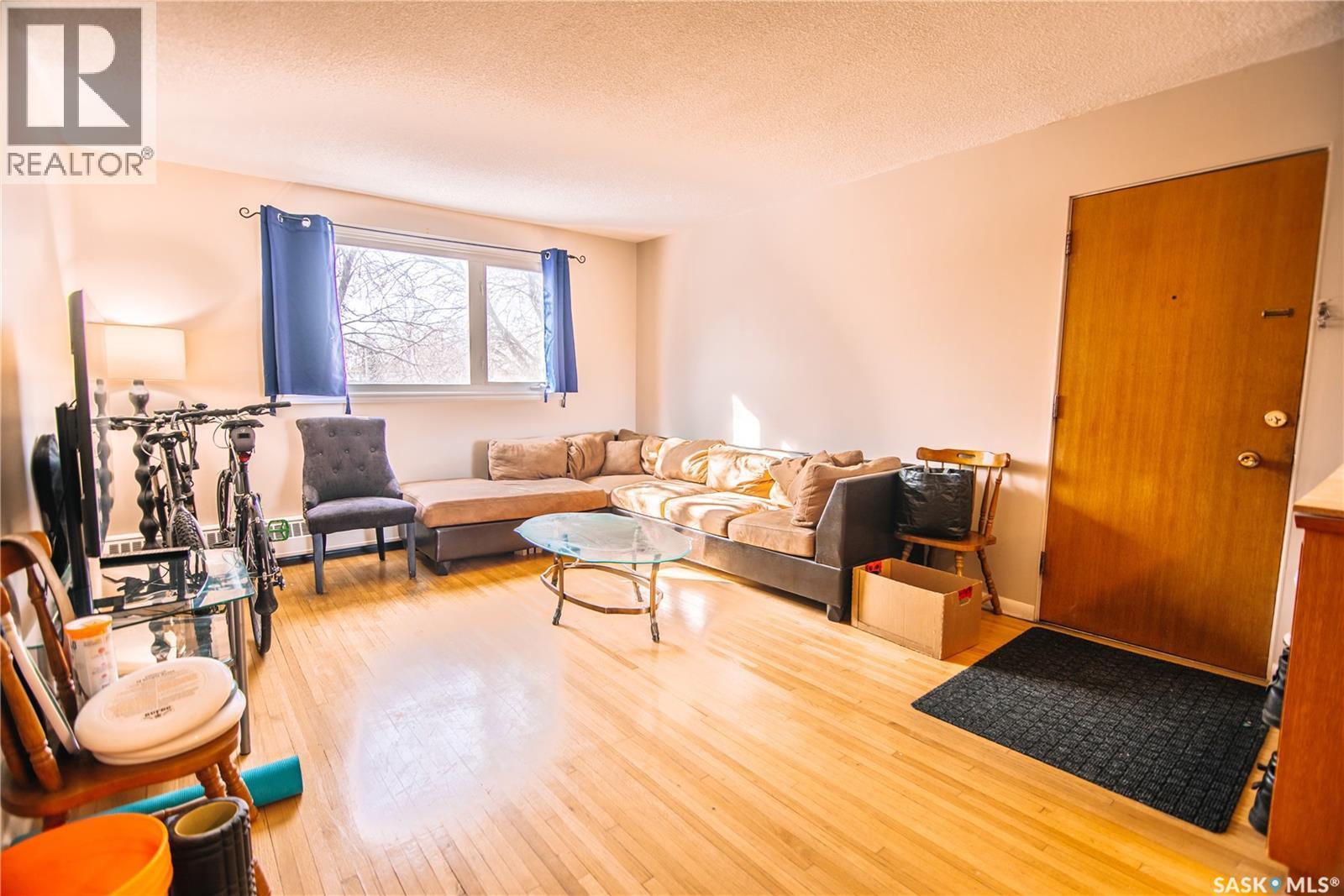 6 4 Neill Place, Regina, SK - Indoor Photo Showing Living Room