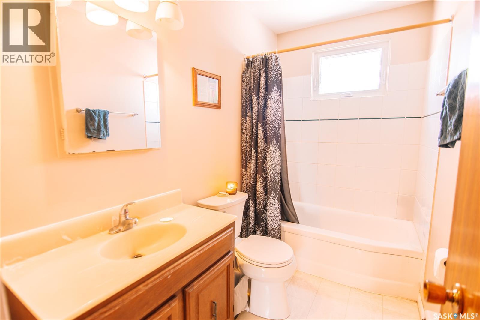 6 4 Neill Place, Regina, SK - Indoor Photo Showing Bathroom