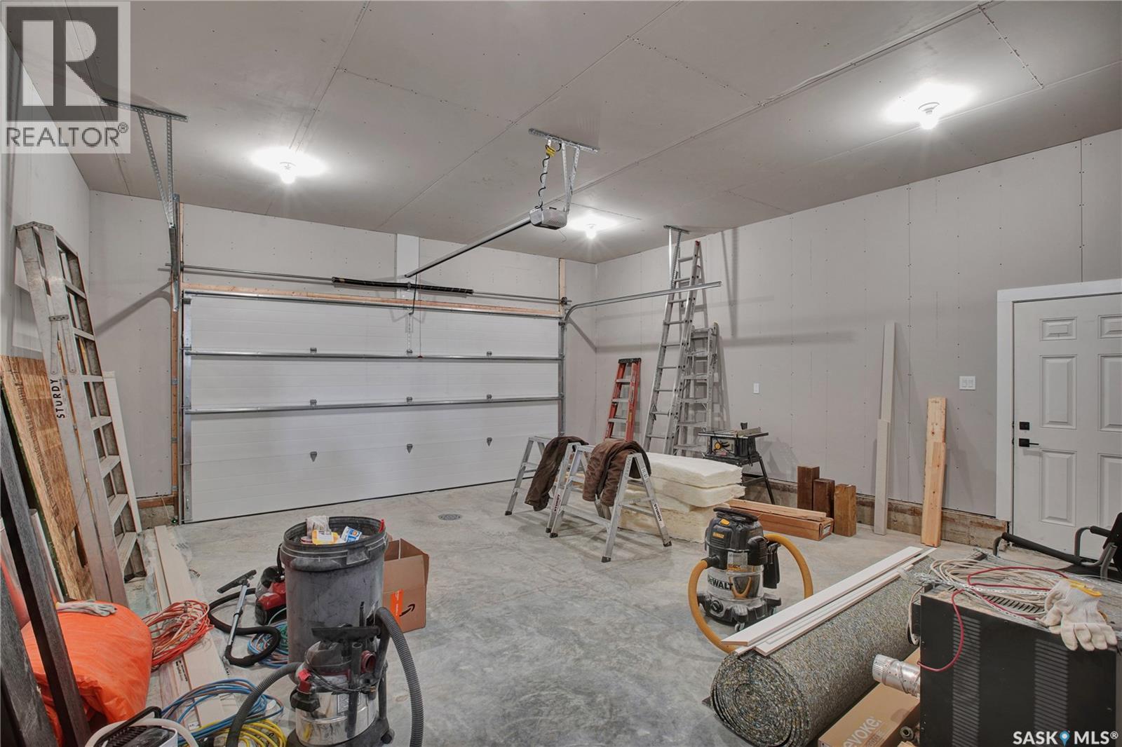 220 Veterans Drive, Warman, SK - Indoor Photo Showing Garage