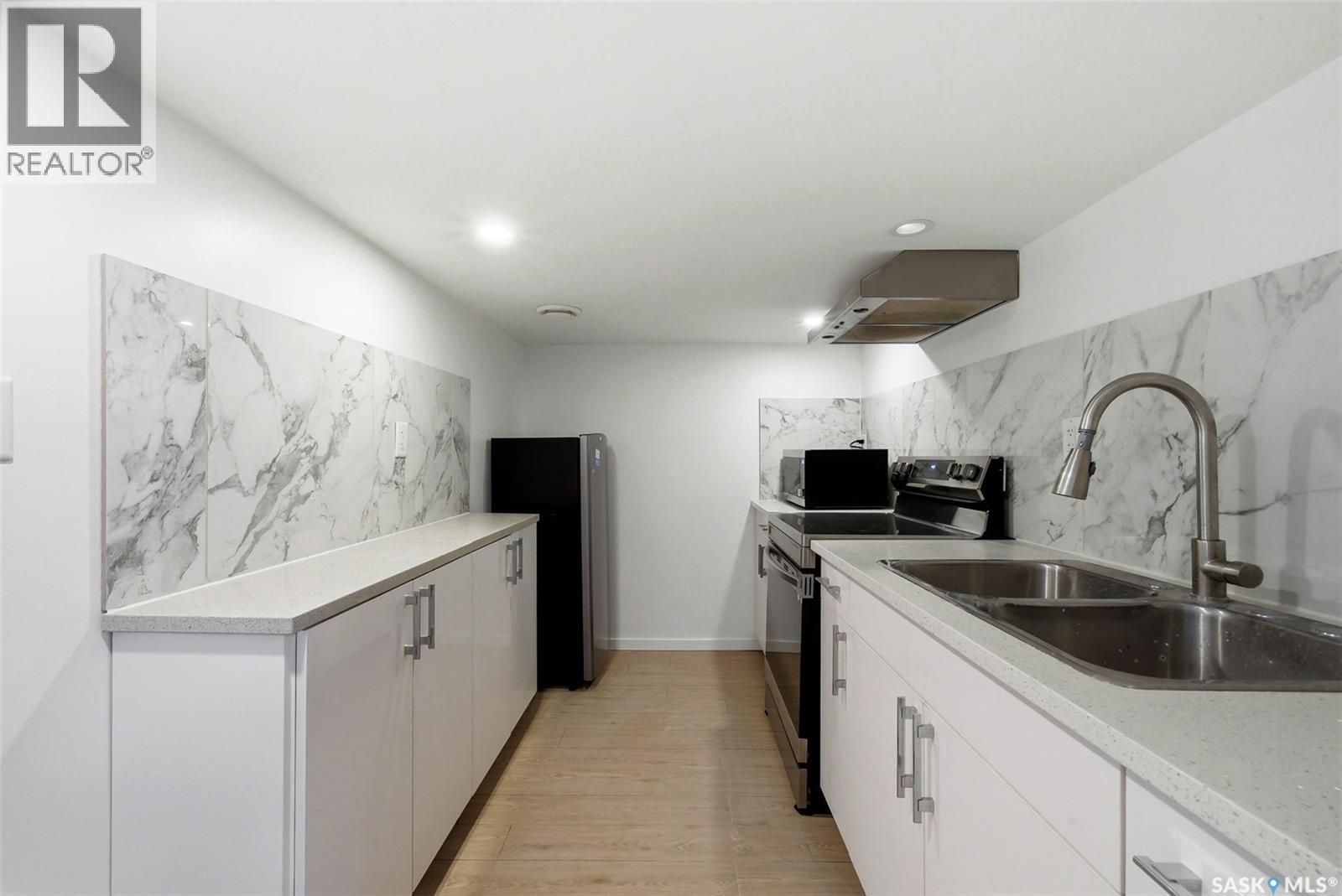 414 18Th Avenue, Regina, SK - Indoor Photo Showing Kitchen With Double Sink