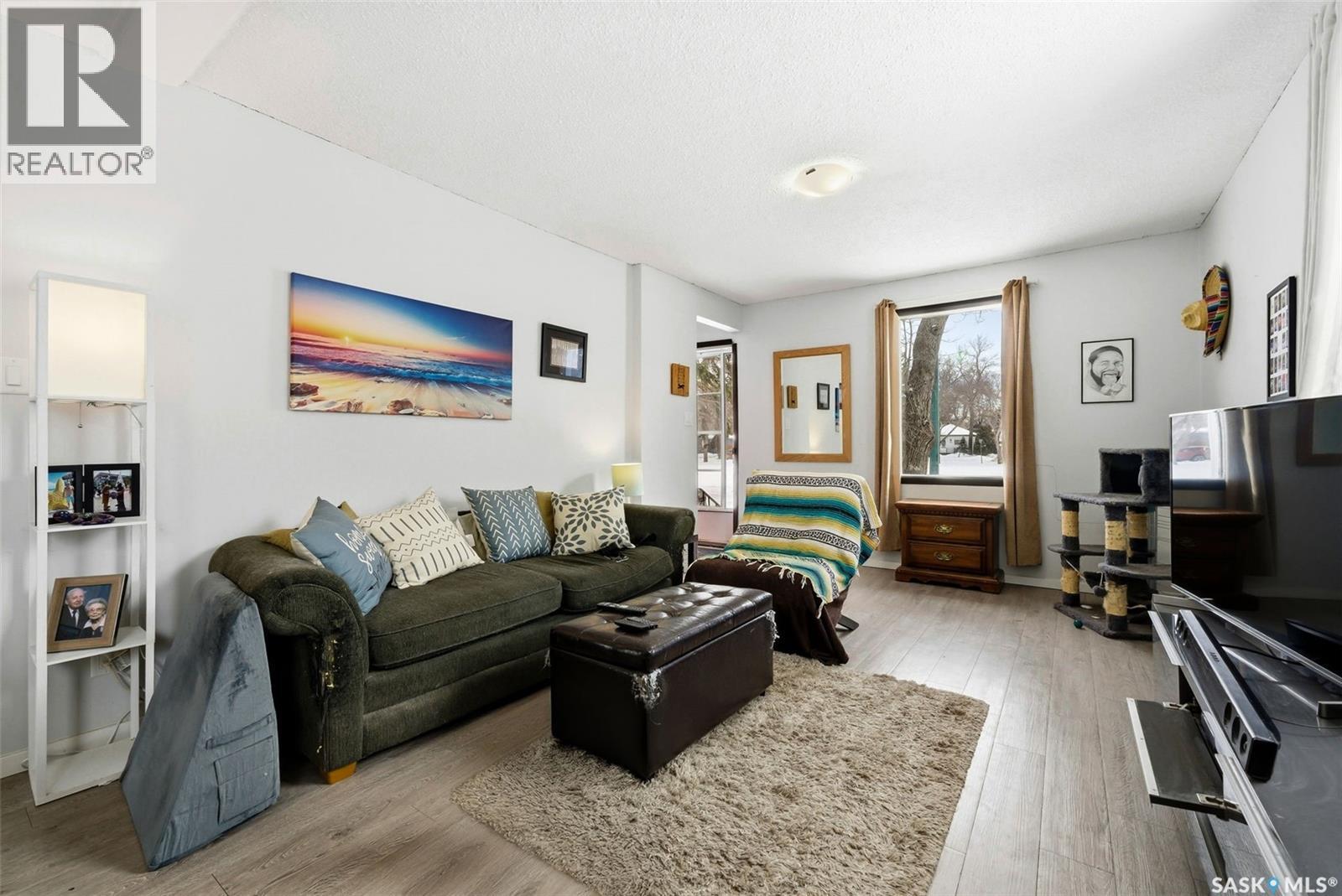 414 18Th Avenue, Regina, SK - Indoor Photo Showing Living Room