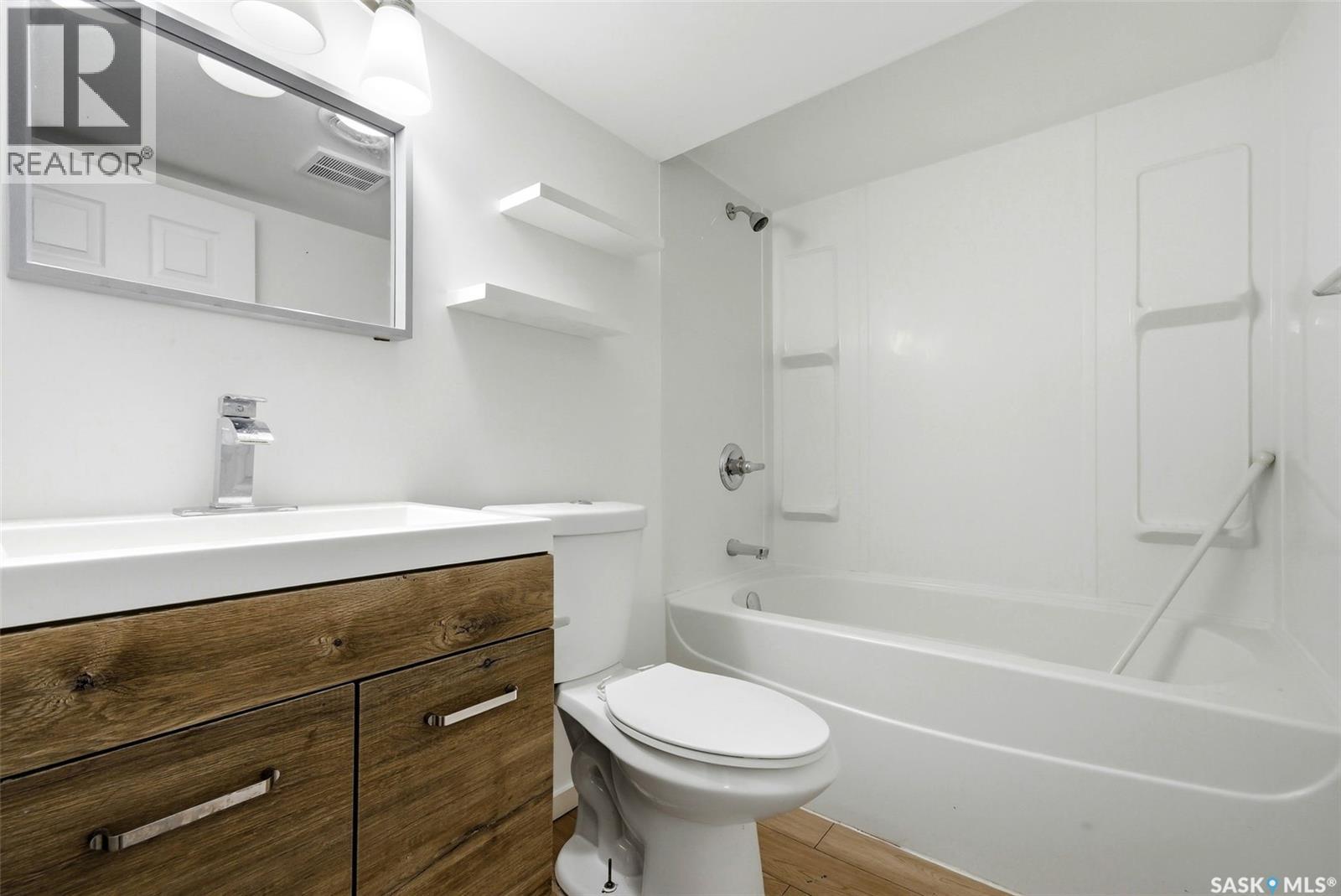 414 18Th Avenue, Regina, SK - Indoor Photo Showing Bathroom