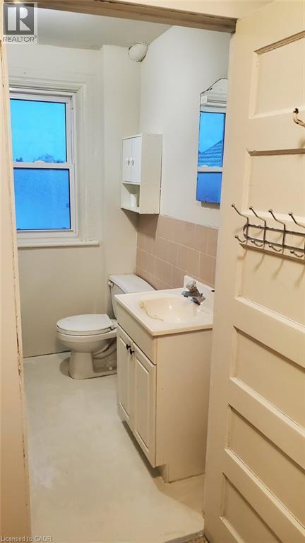 206 Locke Street, Hamilton, ON - Indoor Photo Showing Bathroom
