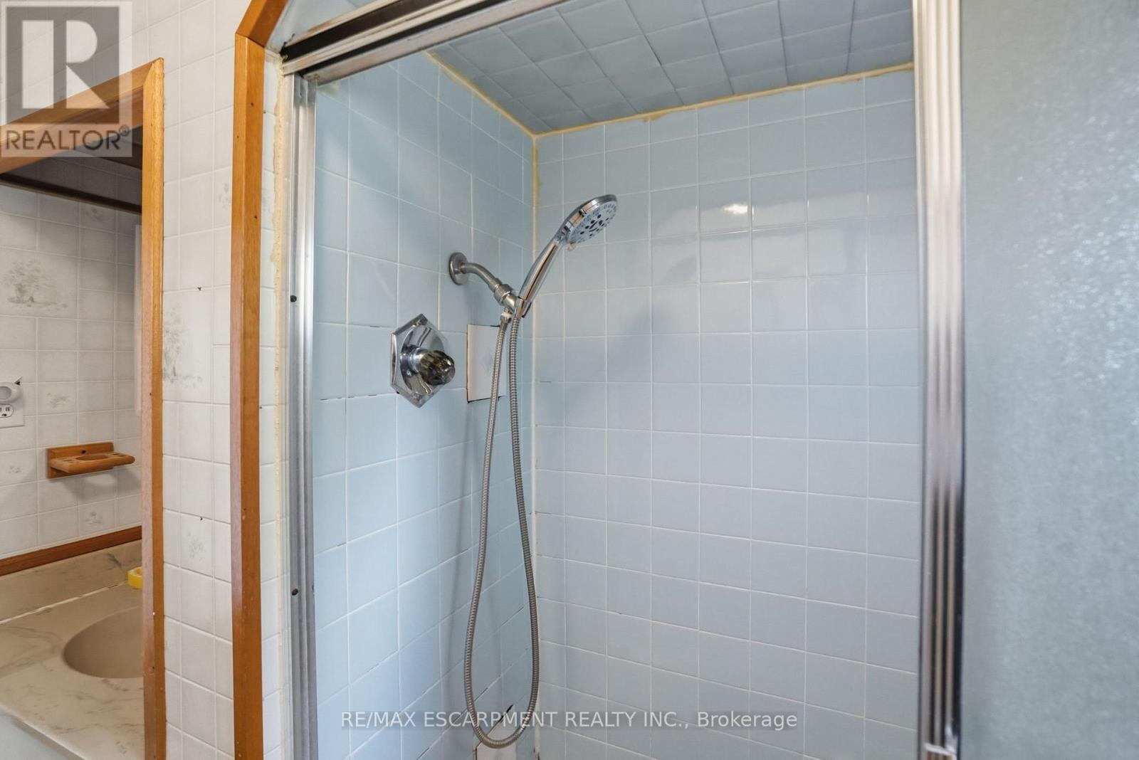 560 Stone Church Road E, Hamilton, ON - Indoor Photo Showing Bathroom