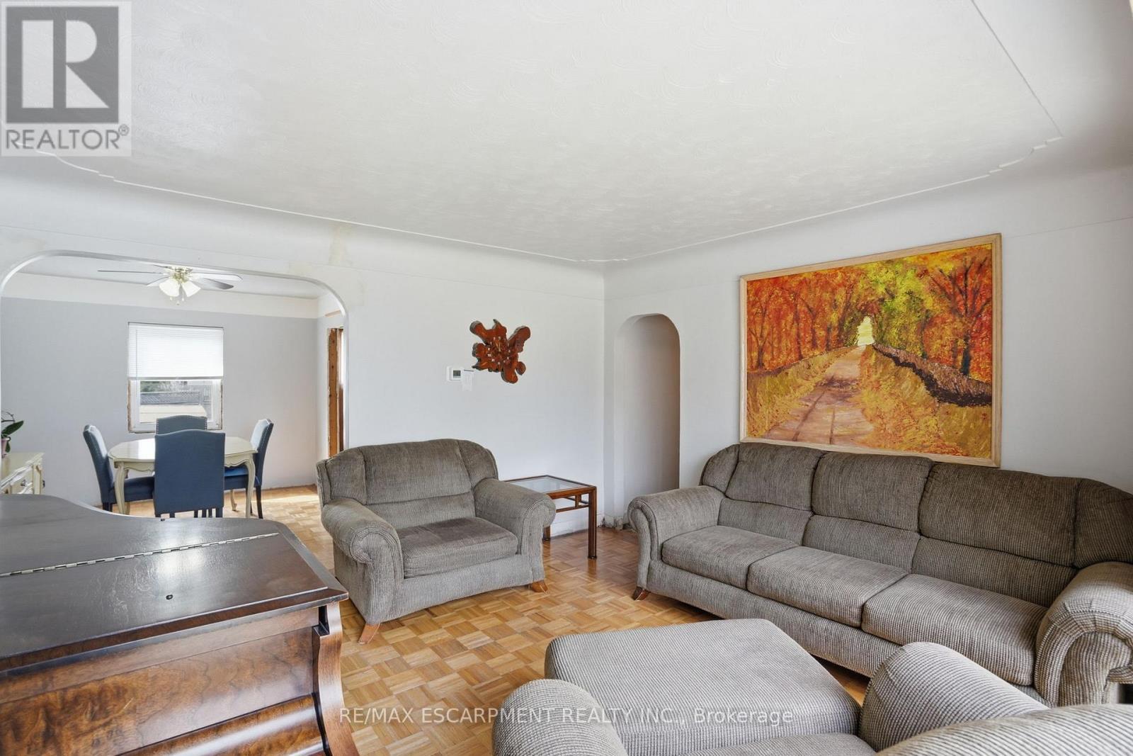 560 Stone Church Road E, Hamilton, ON - Indoor Photo Showing Living Room