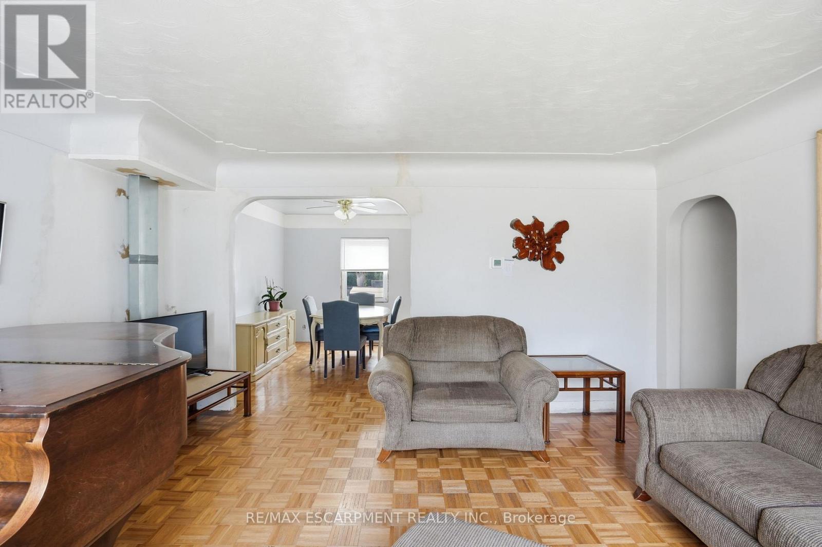 560 Stone Church Road E, Hamilton, ON - Indoor Photo Showing Living Room