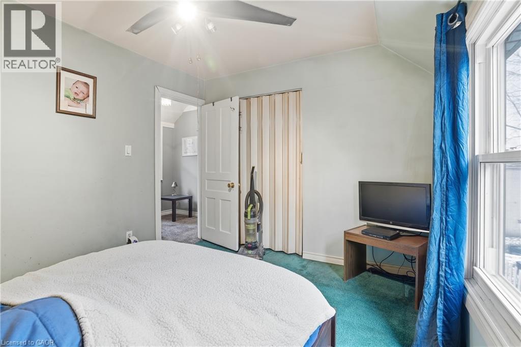 16 Albemarle Street, Hamilton, ON - Indoor Photo Showing Bedroom