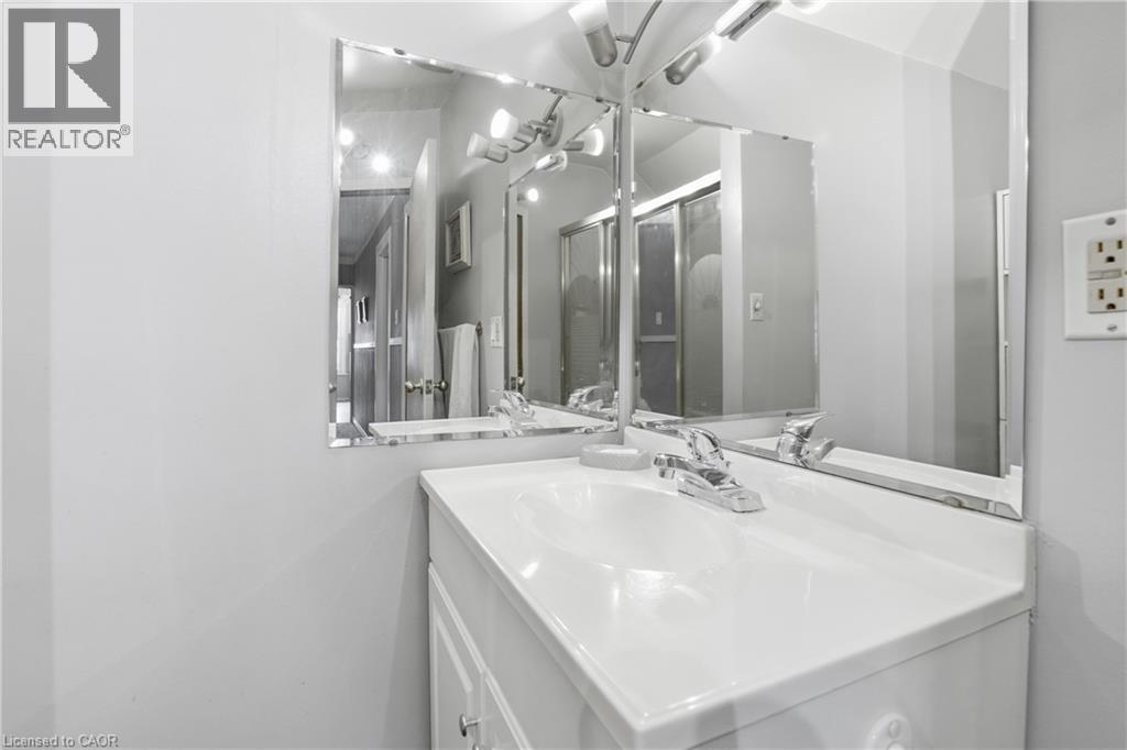 16 Albemarle Street, Hamilton, ON - Indoor Photo Showing Bathroom