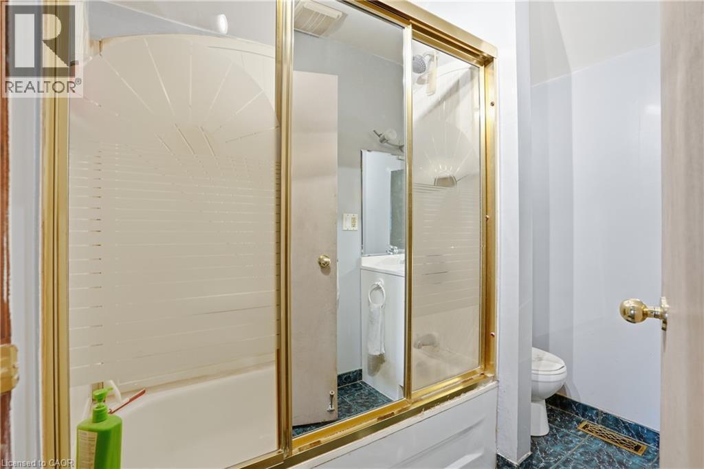 16 Albemarle Street, Hamilton, ON - Indoor Photo Showing Bathroom