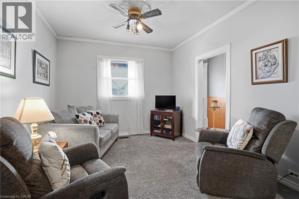 16 Albemarle Street, Hamilton, ON - Indoor Photo Showing Living Room