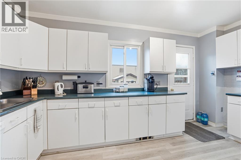 16 Albemarle Street, Hamilton, ON - Indoor Photo Showing Kitchen
