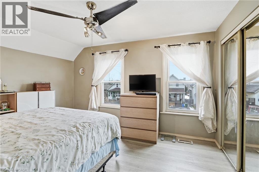 16 Albemarle Street, Hamilton, ON - Indoor Photo Showing Bedroom