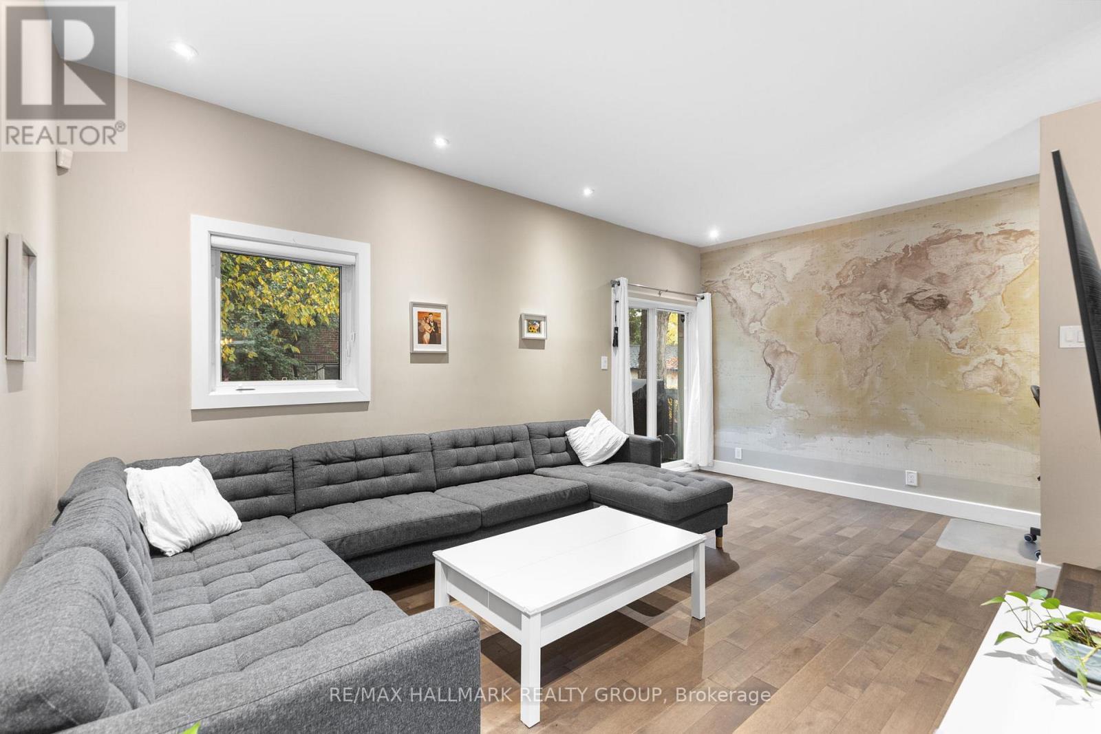 501 Wilbrod Street, Ottawa, ON - Indoor Photo Showing Living Room