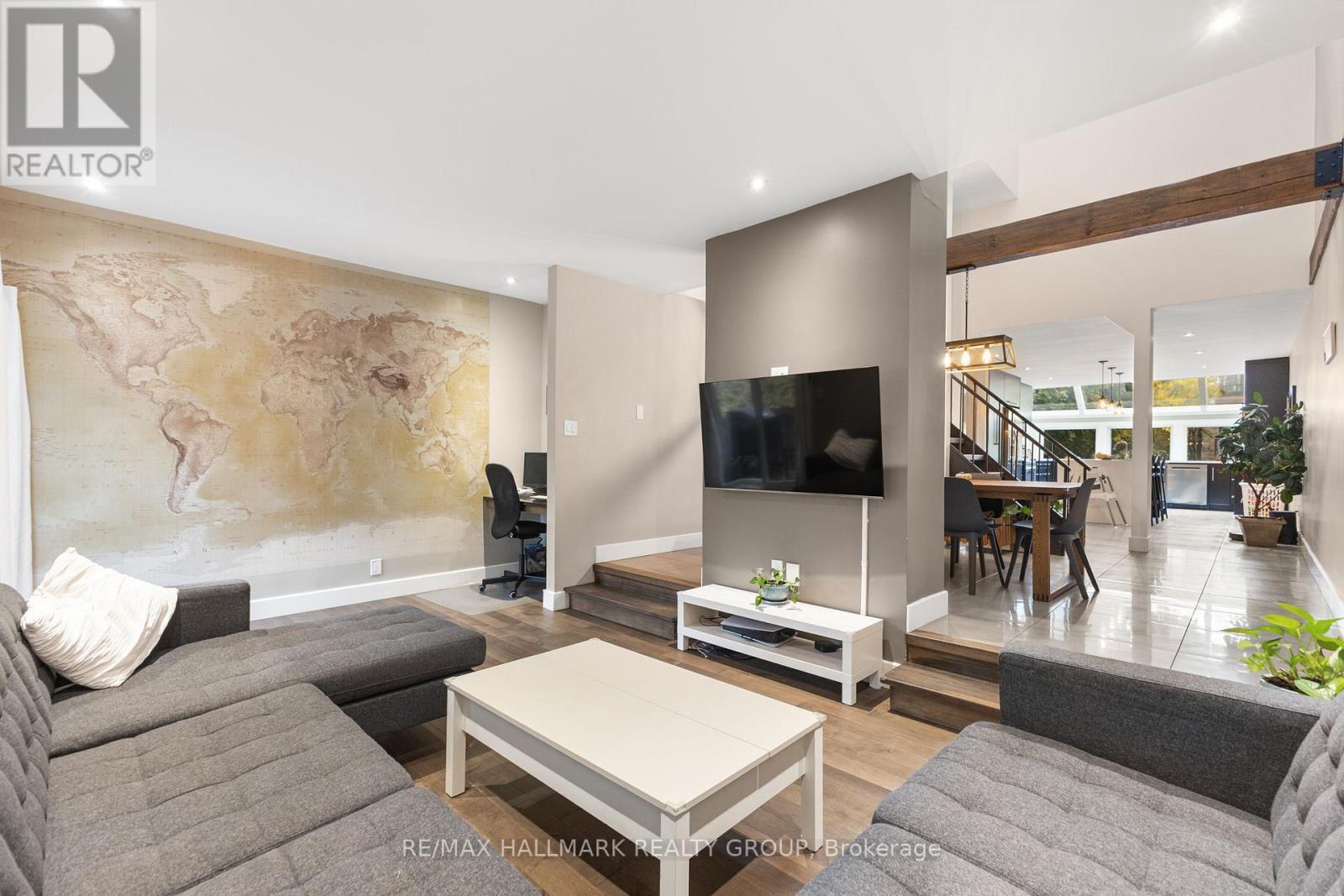501 Wilbrod Street, Ottawa, ON - Indoor Photo Showing Living Room