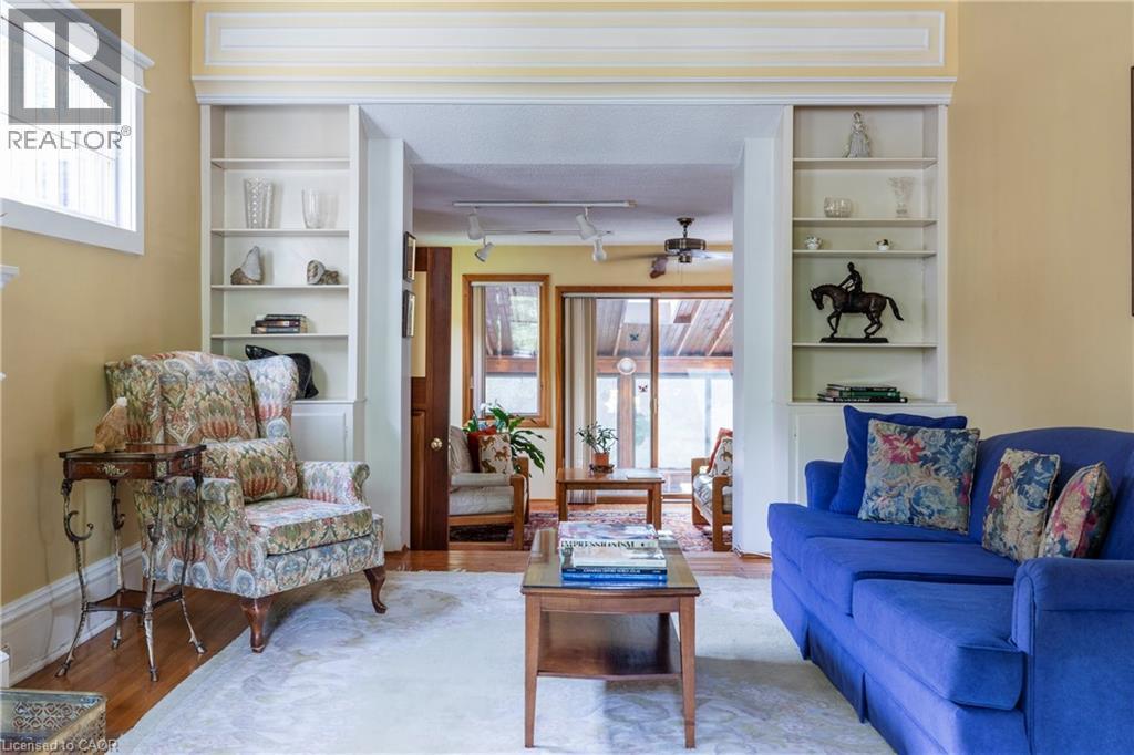 74 Chedoke Avenue, Hamilton, ON - Indoor Photo Showing Living Room