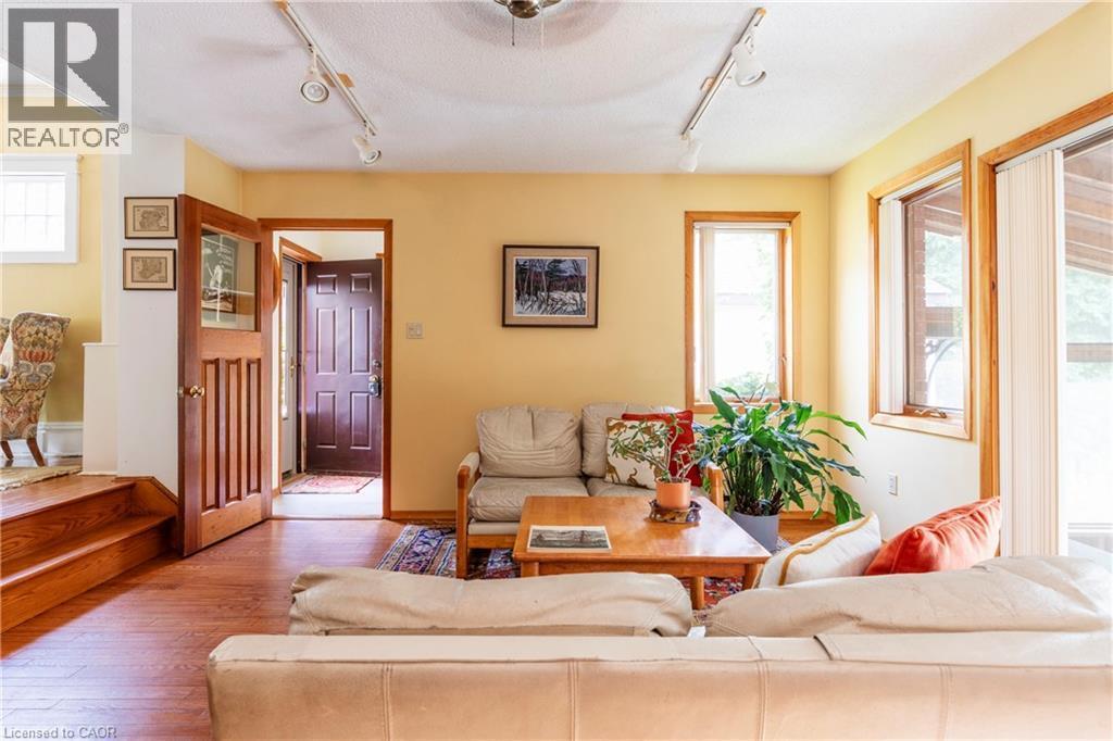 74 Chedoke Avenue, Hamilton, ON - Indoor Photo Showing Living Room