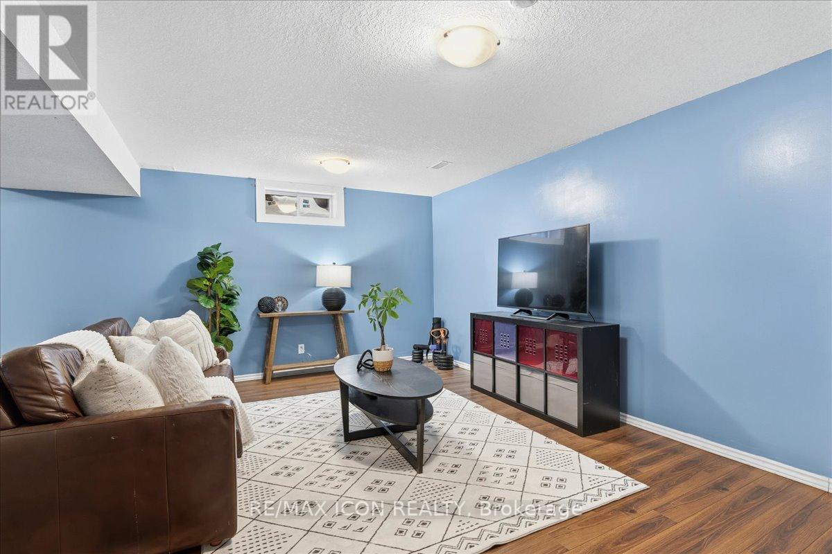 361 Sienna Crescent, Kitchener, ON - Indoor Photo Showing Living Room