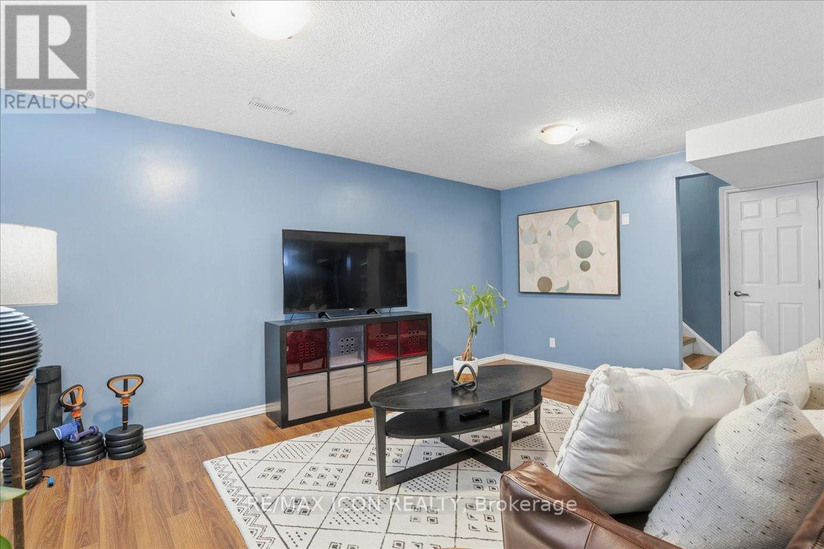 361 Sienna Crescent, Kitchener, ON - Indoor Photo Showing Living Room