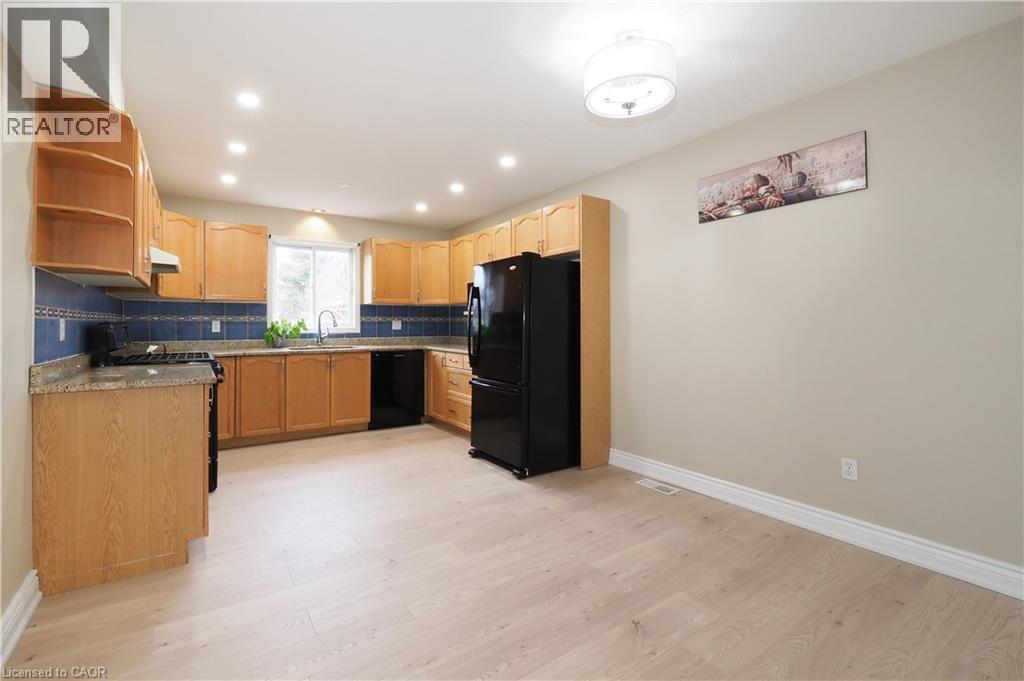 695 Jacob Lane, Waterloo, ON - Indoor Photo Showing Kitchen With Double Sink
