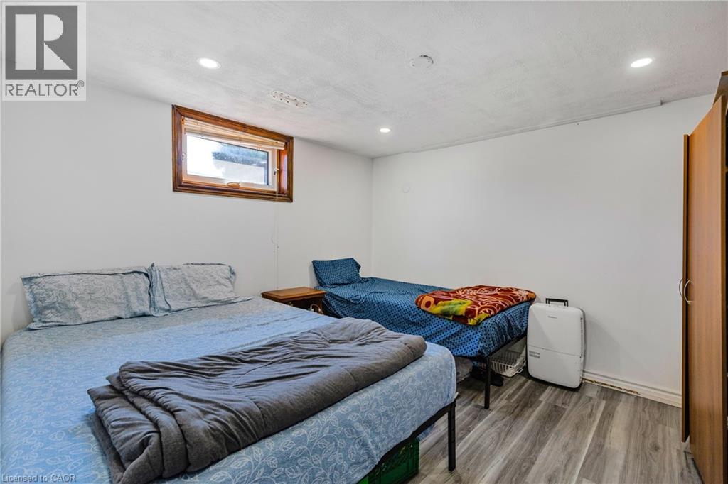 102 Juniper Drive, Hamilton, ON - Indoor Photo Showing Bedroom
