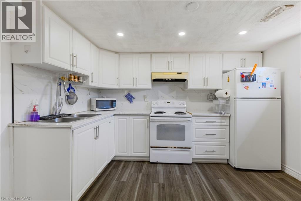 102 Juniper Drive, Hamilton, ON - Indoor Photo Showing Kitchen With Double Sink