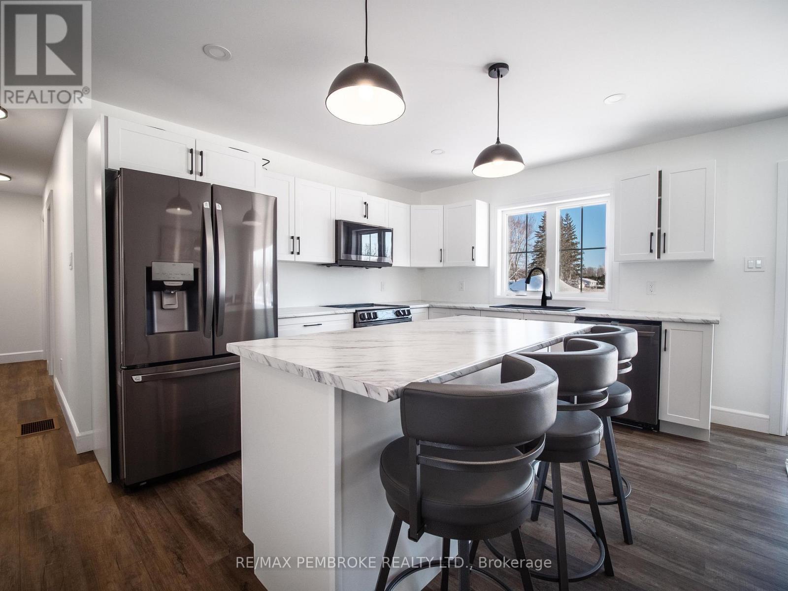 62 Eddy Crescent, Pembroke, ON - Indoor Photo Showing Kitchen With Upgraded Kitchen