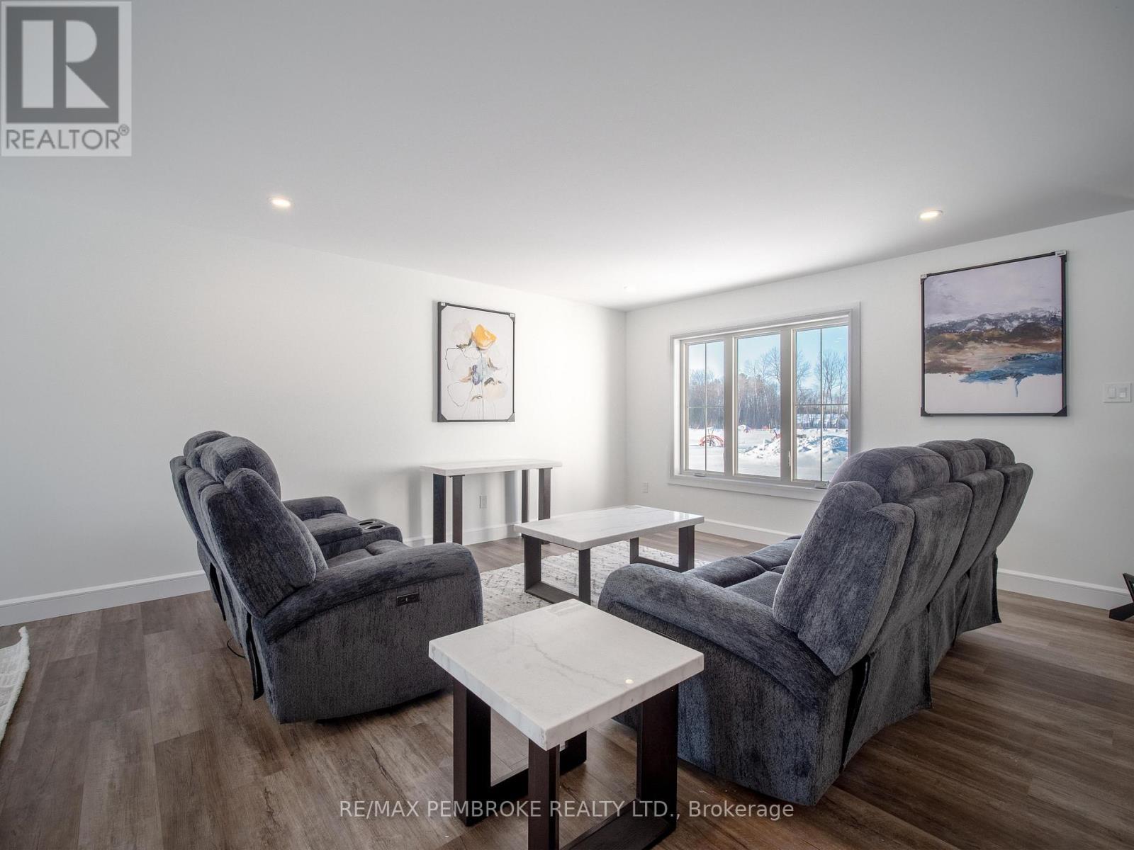 62 Eddy Crescent, Pembroke, ON - Indoor Photo Showing Living Room