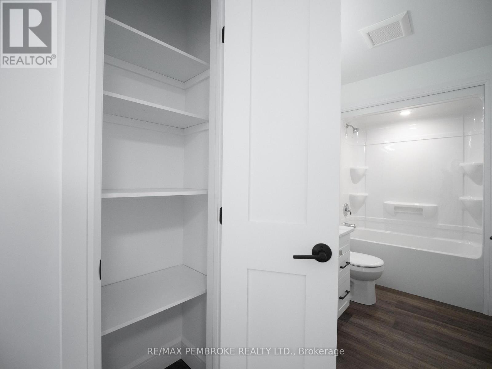 62 Eddy Crescent, Pembroke, ON - Indoor Photo Showing Bathroom