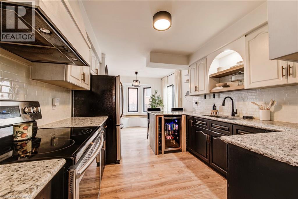 43 Southview Crescent, Cambridge, ON - Indoor Photo Showing Kitchen With Upgraded Kitchen