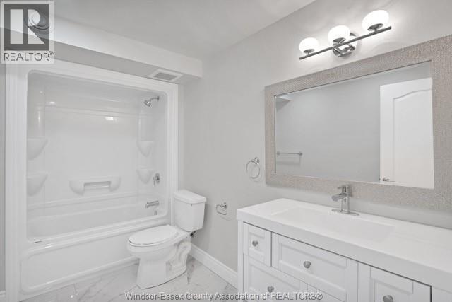 423 Logan Unit# 1, 2, Windsor, ON - Indoor Photo Showing Bathroom
