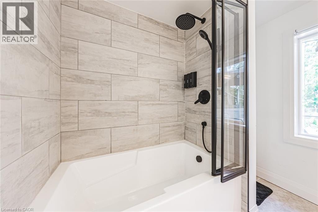 196 Walnut Street S, Hamilton, ON - Indoor Photo Showing Bathroom