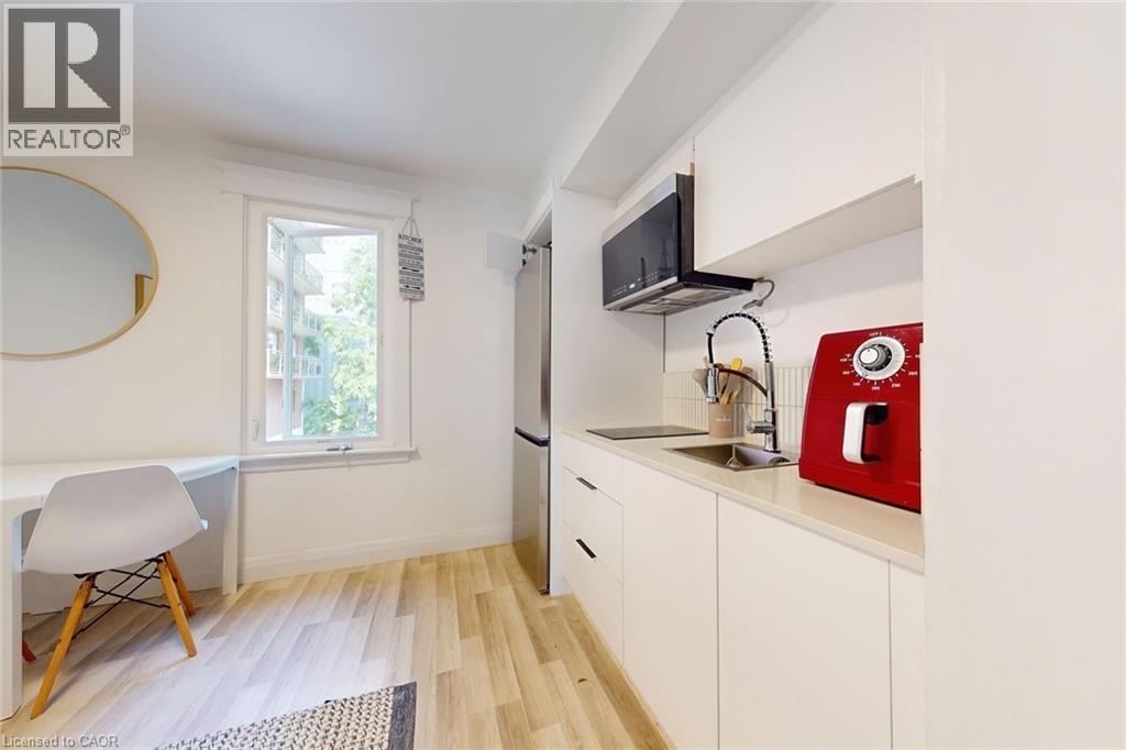 196 Walnut Street S, Hamilton, ON - Indoor Photo Showing Kitchen