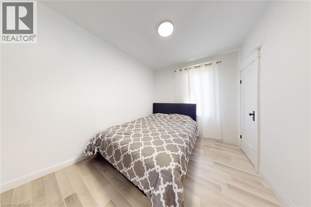 196 Walnut Street S, Hamilton, ON - Indoor Photo Showing Bedroom