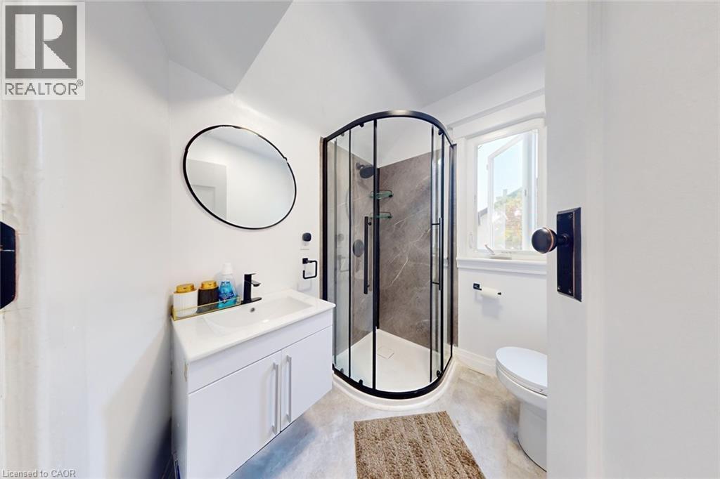 196 Walnut Street S, Hamilton, ON - Indoor Photo Showing Bathroom