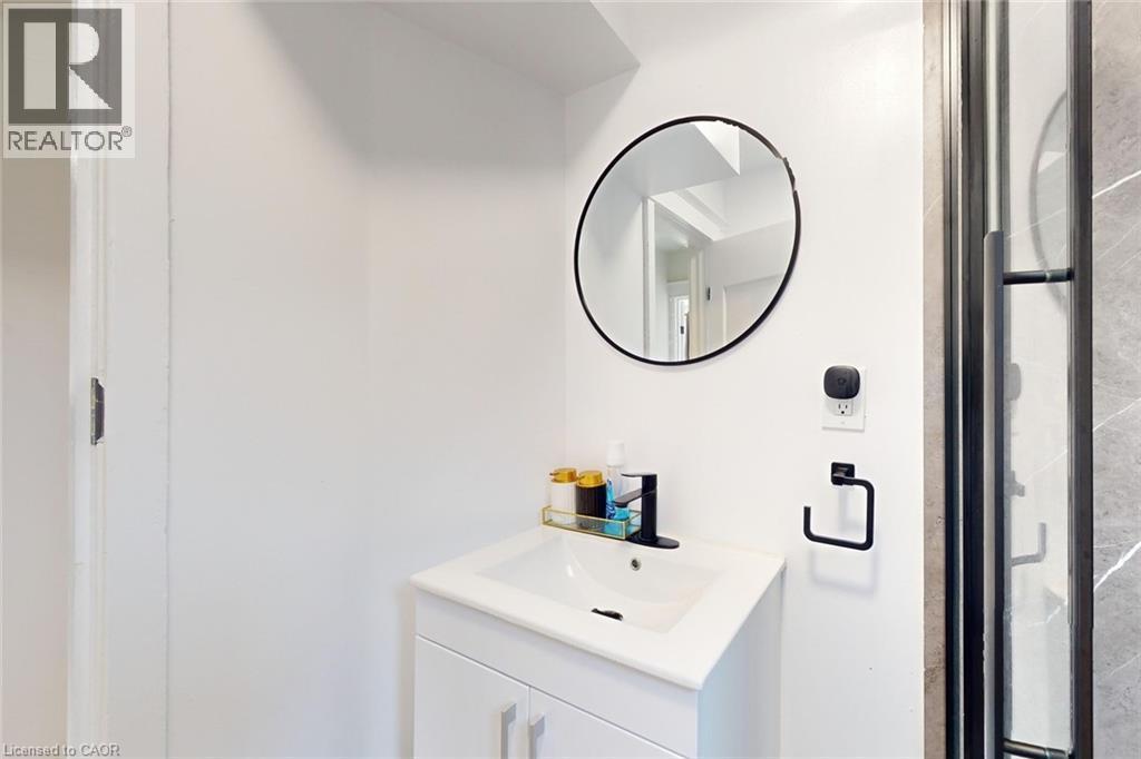 196 Walnut Street S, Hamilton, ON - Indoor Photo Showing Bathroom