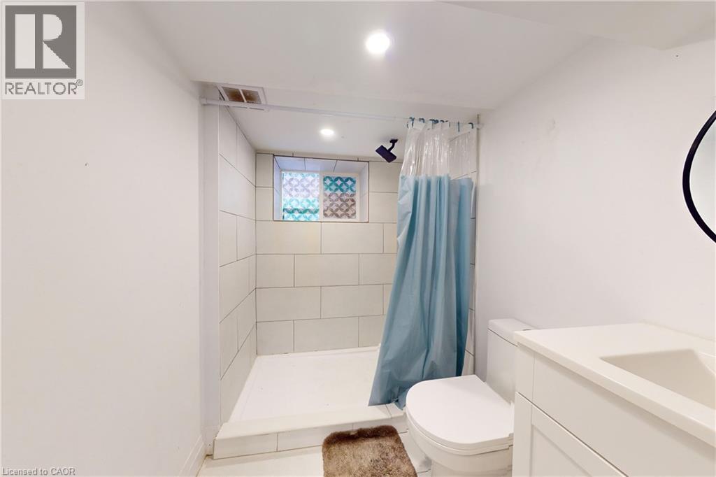 196 Walnut Street S, Hamilton, ON - Indoor Photo Showing Bathroom