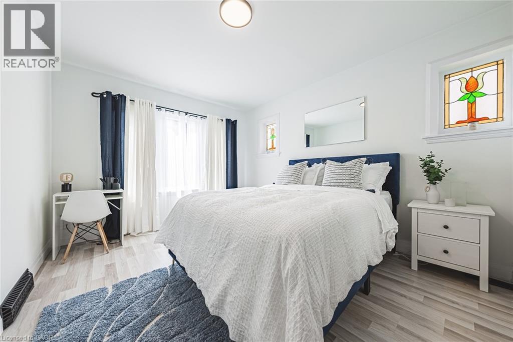 196 Walnut Street S, Hamilton, ON - Indoor Photo Showing Bedroom