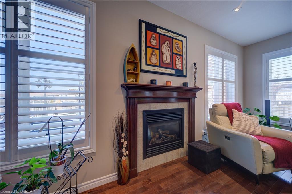 962 Pebblecreek Court, Kitchener, ON - Indoor Photo Showing Living Room With Fireplace